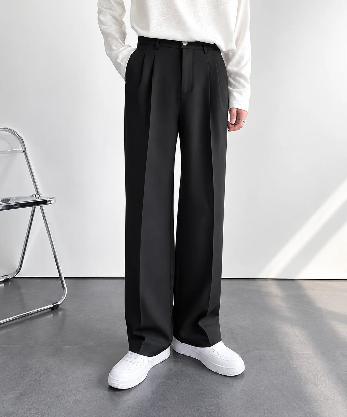 Weite Hosen mit Plisseefalten im koreanischen Stil