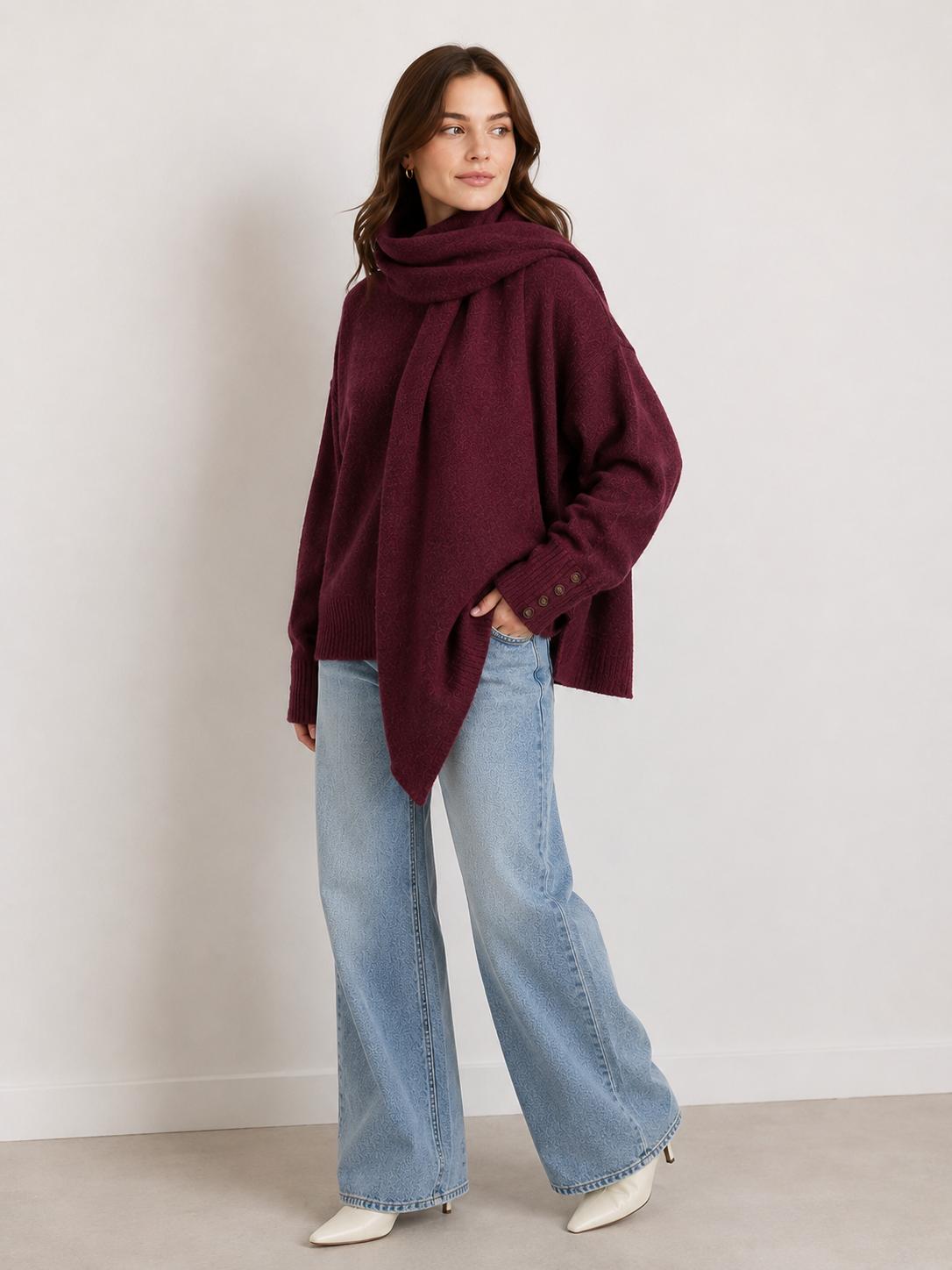Pull en maille bordeaux avec écharpe assortie