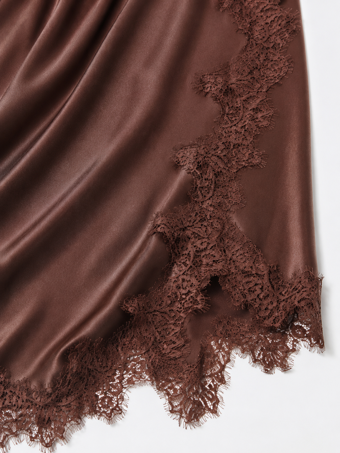 Robe mi-longue en satin marron chocolat avec dentelle