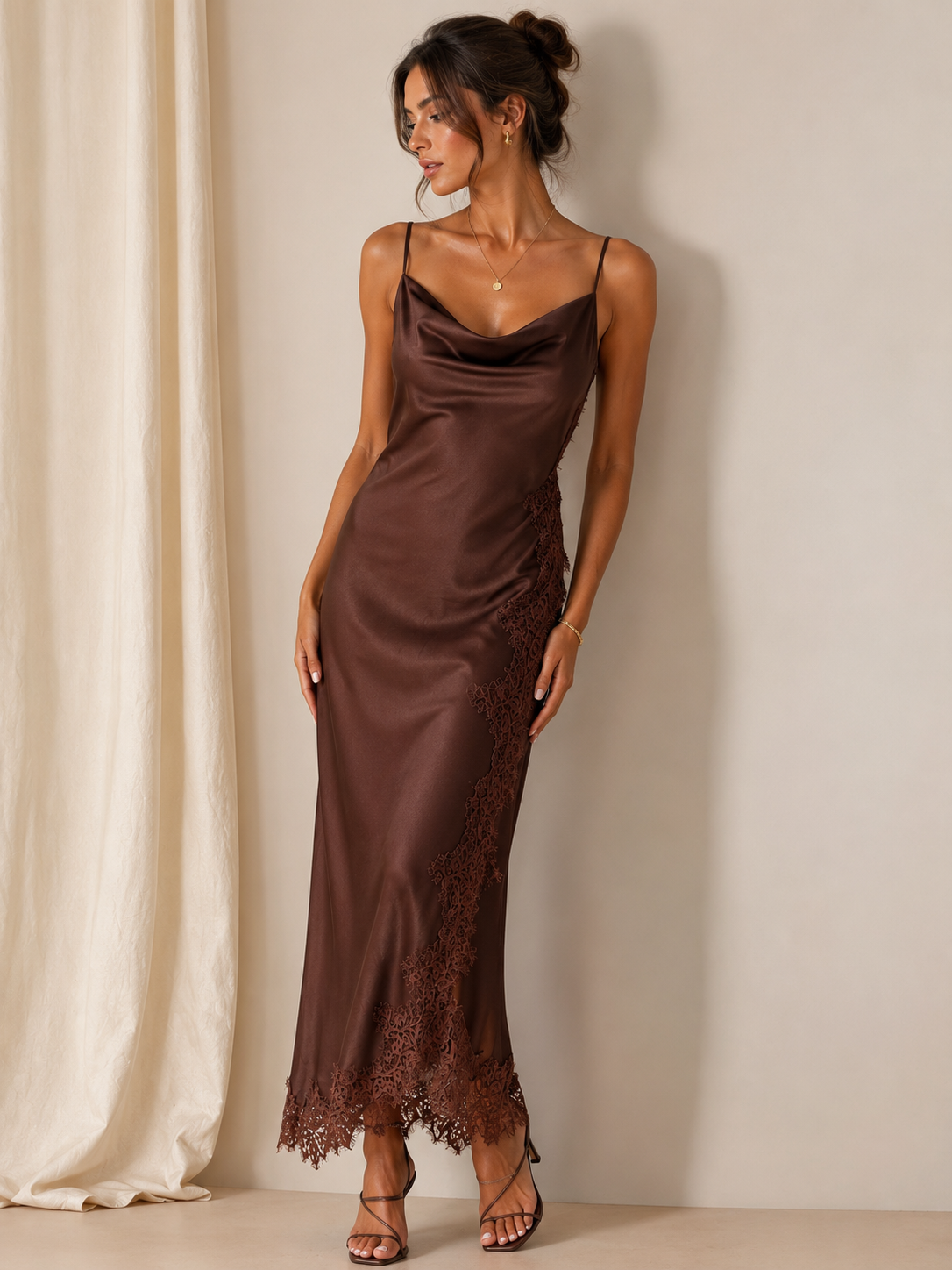 Robe mi-longue en satin marron chocolat avec dentelle
