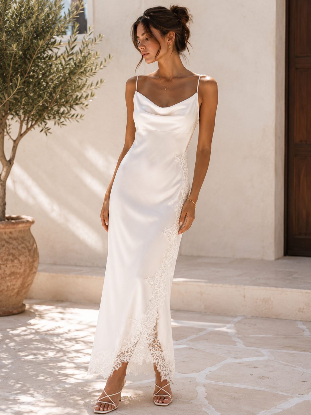 Robe nuisette mi-longue en satin ivoire et dentelle