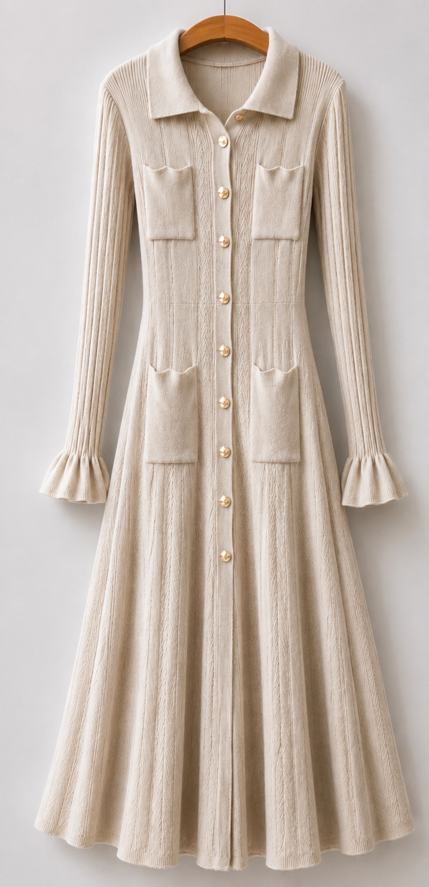Beiges geripptes Strickhemdkleid